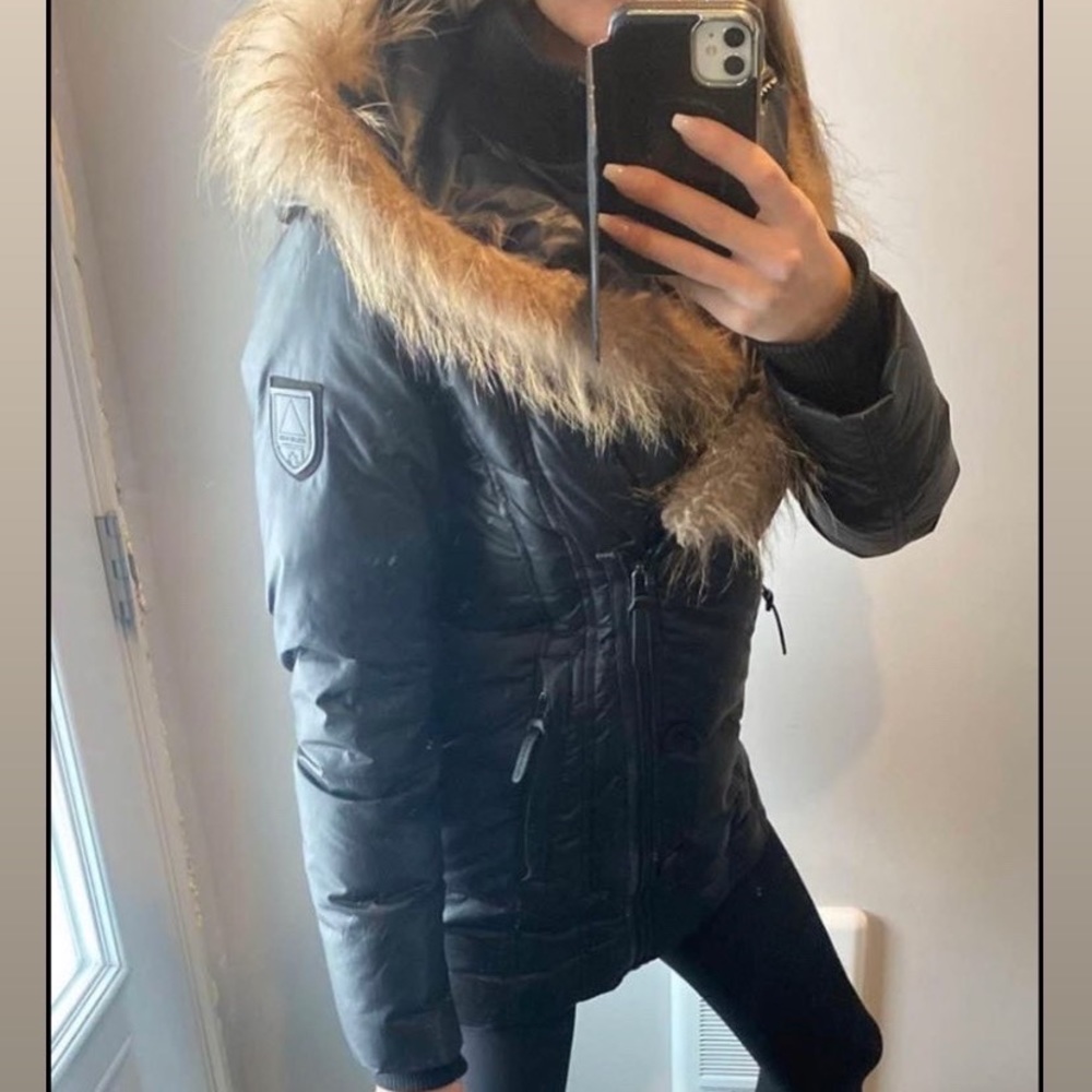 Very nice rudsak coat in very good condition. it's too big for me